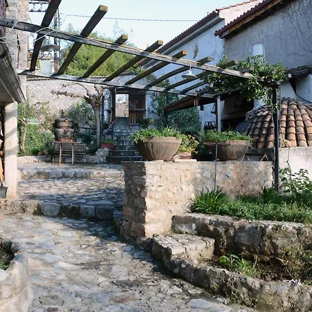 Giorgos' & Noula's In Village- Near Delphi Chalet
